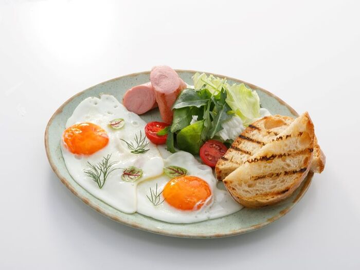 Глазунья из двух яиц с сосиской, микс-салатом и тостом