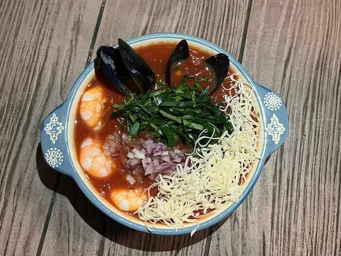 Холодный томатный суп с морепродуктами