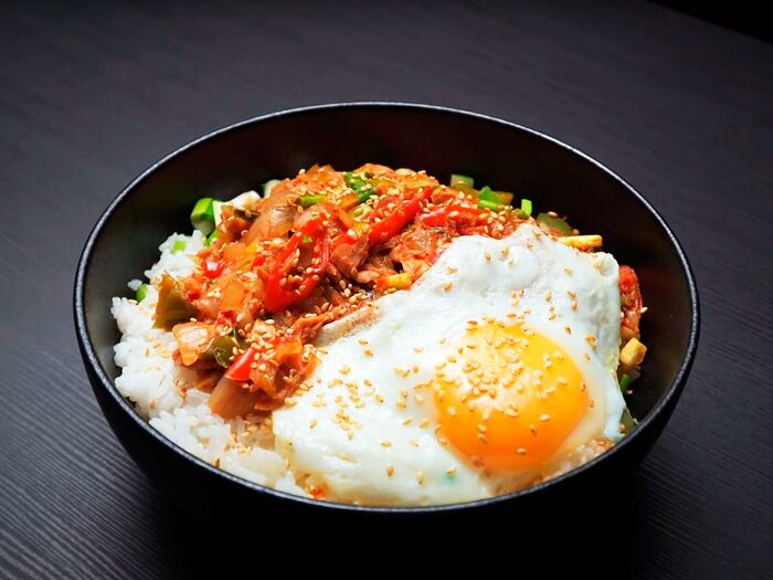 Корейский обед с тунцом, яйцом и овощами