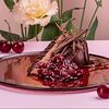 Фото к позиции меню Шоколадный торт с вишневым соусом