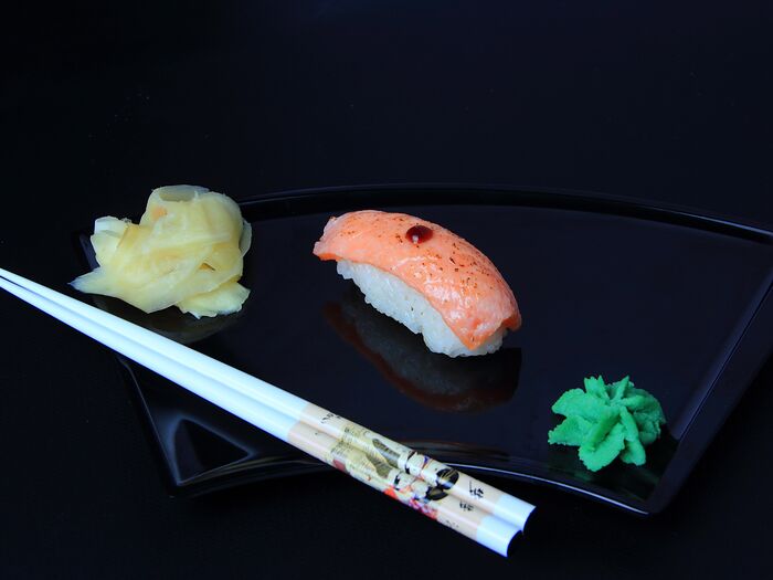 Суши с обожженным лососем