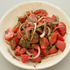 Фото к позиции меню Розовые томаты с красным луком и зеленью