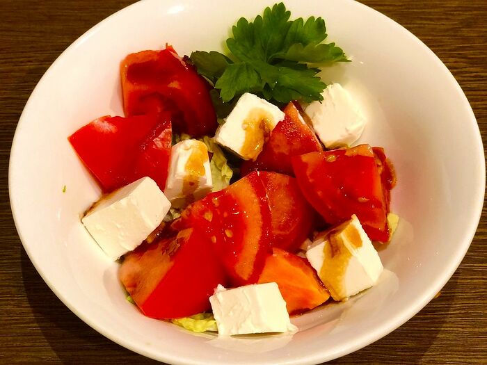 Салат из томатов с брынзой