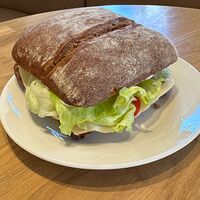 Сэндвич на чиабатте с рваной сивниной