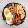 Фото к позиции меню Английский завтрак: глазунья, колбаски, бекон, томаты, фасоль