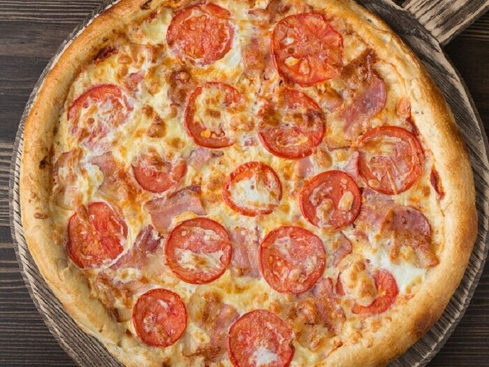 Пицца с беконом и томатами