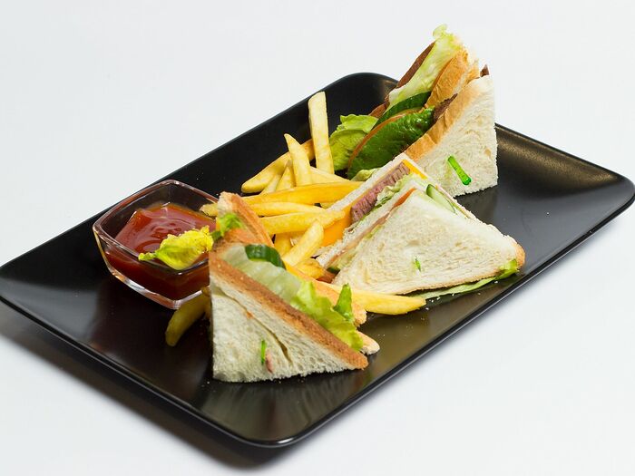 Клубный сэндвич с ростбифом и картофелем фри
