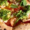 Фото к позиции меню Пицца с гуакамоле и креветками