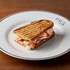 Фото к позиции меню Клаб-сэндвич на сельском хлебе с лососем