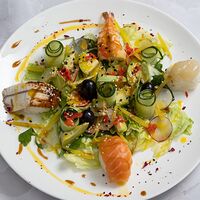 Салат с суши и овощами