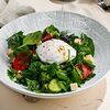 Фото к позиции меню Овощной салат с яйцом пашот