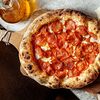 Фото к позиции меню Пицца с пепперони, моцареллой и томатным соусом
