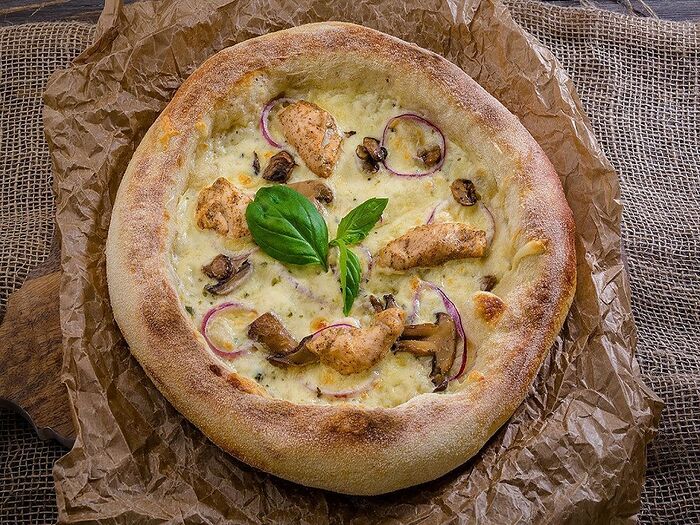 Мини-пицца с курицей, грибами и сыром