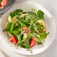 Салат из шпината и листьев салата с овощами под соусом грейпфукта