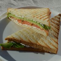 Сэндвич с Лососем и авокадо
