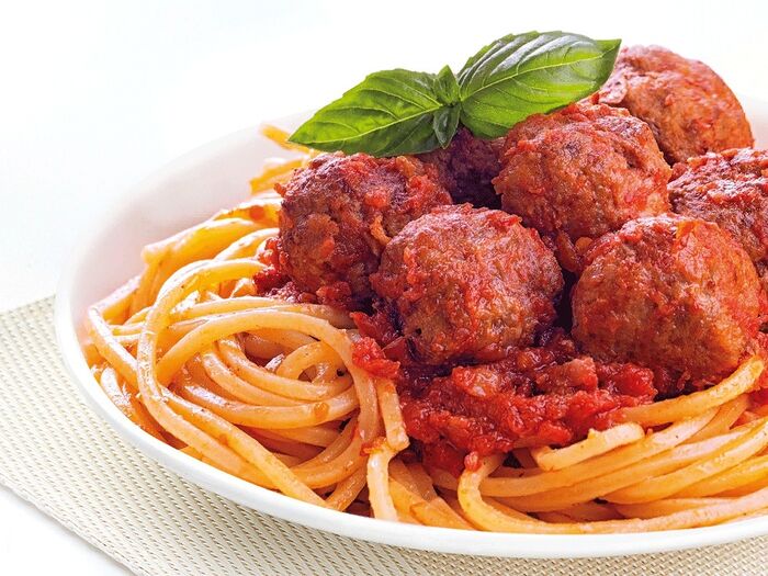 Фрикадельки со спагетти под томатным соусом