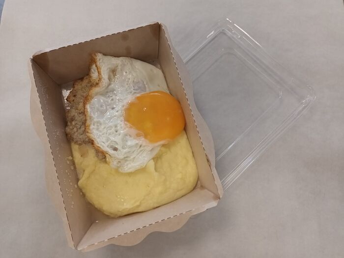 Бифштекс с яйцом и картофельное пюре