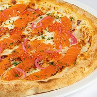 Пицца с лососем и красной икрой