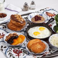 Большой грузинский завтрак: сыр, курага и орехи, хурма, яичница, шу, мчади, свежие овощи, куриный паштет, томат, зелень