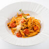 Фото к позиции меню Спагетти в томатном соусе с курицей