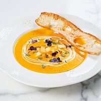 Тыквенный суп с кусочками тыквы и сыром халуми