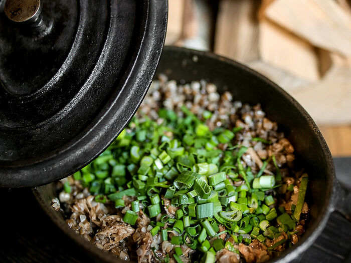 Гречневая каша с уткой и зеленым луком