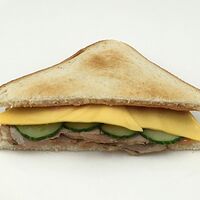 Сэндвич с ветчиной, сыром и соленым огурцом