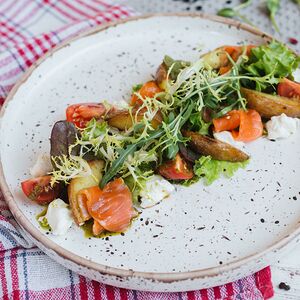 Салат со слабосоленой форелью, творожным сыром и соусом Чимичурри