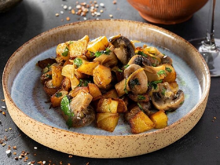 Жареная картошка с грибами и луком на сковороде