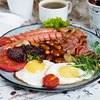 Фото к позиции меню Сытный завтрак Pomido с сосисками и беконом