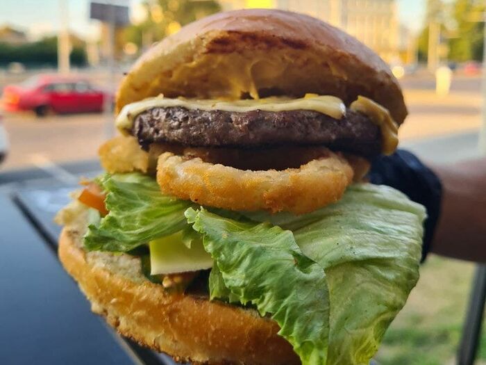 Биф-чизбургер с луковым кольцом