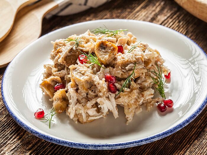 Салат с копченой курицей и болгарским перцем и грецкими орехами