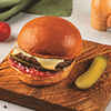 Фото к позиции меню Чизбургер с мраморной говядиной, маринованным огурцом, луком и кетчупом