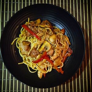 Спагетти с куриной грудкой, сладким перцем и беконом