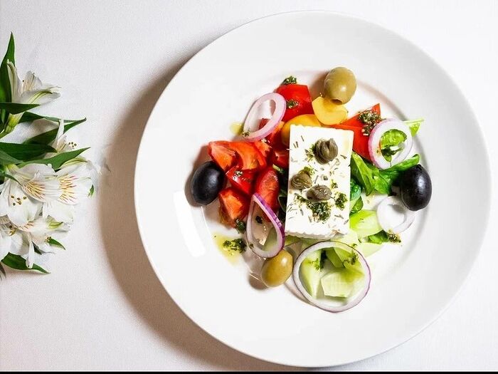 Греческий салат с брынзой и оливками