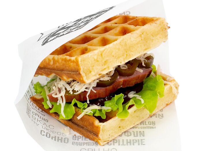 Вафля-сэндвич с говядиной и халапеньо
