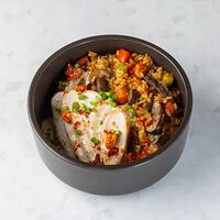 Жареный рис с цыплёнком, овощами и яйцом