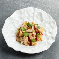 Тёплый салат с куриным бедром и хрустящим баклажаном