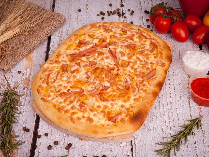 Римская пицца с лососем и каперсами
