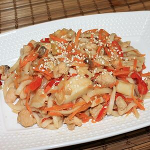 Лапша Wok с курицей в кисло-сладком соусе