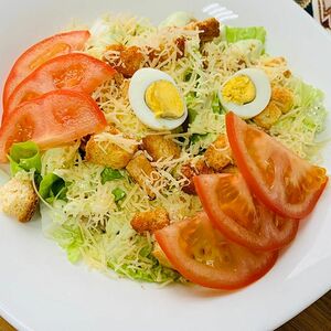 Салат Цезарь с курицей