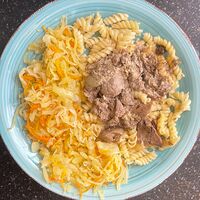 Печень куриная с макаронами и салат витаминный 