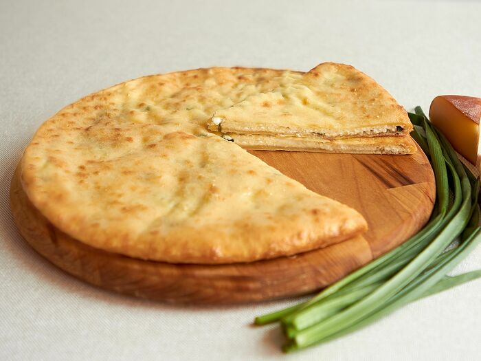 Пирог осетинский с сыром и зелёным луком