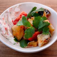 Тайские хрустящие баклажаны с соусом чили и крем-чиз