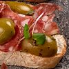 Фото к позиции меню Брускетта с маринованными оливками и сыровяленой колбасой