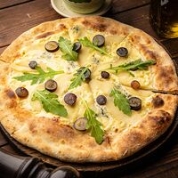 Пицца с грушей, винoградом и сыром Горгонзола