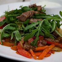 Салат с ломтиками говядины и хрустящими овощами wok