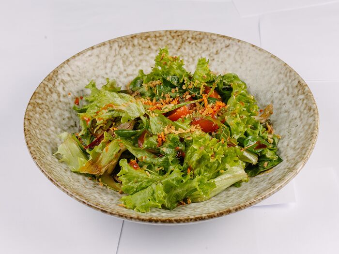Стейк-салат с луковым соусом