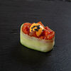 Фото к позиции меню Копченый лосось спайс в огурце суши