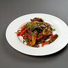 Фото к позиции меню Гречневая лапша wok с говядиной и овощами